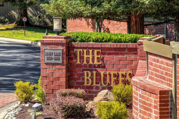 8927 BLUFF LN