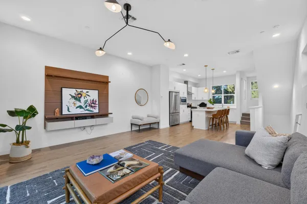 425 OUTRIGGER LN