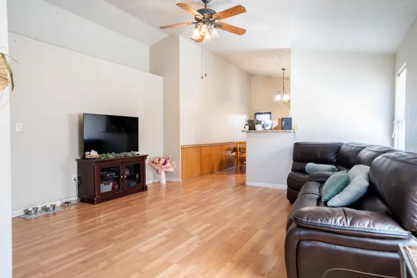 1089 LA MESA ST