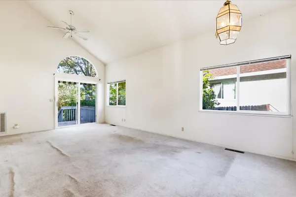 211 FAIRMONT DR