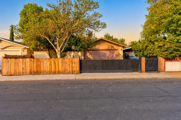 829 INEZ DR