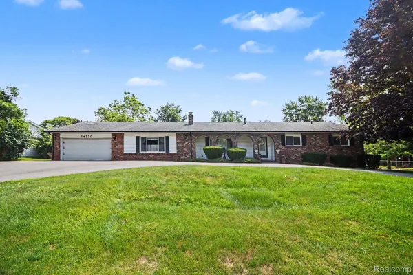 24730 CREEKSIDE DR