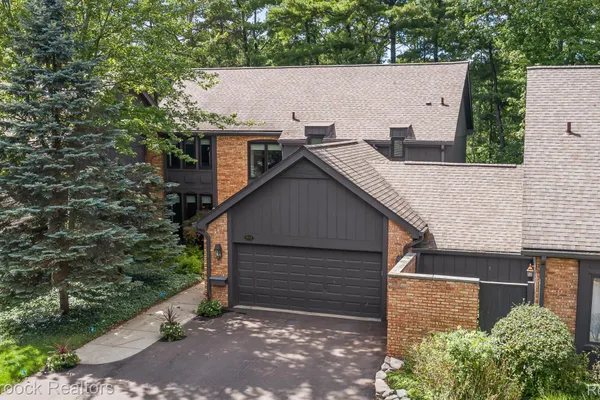 1935 PINE RIDGE LN