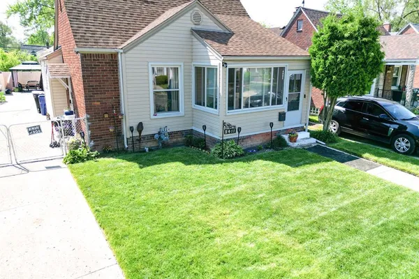 8411 GRANDVILLE AVE
