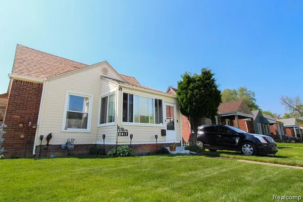 8411 GRANDVILLE AVE