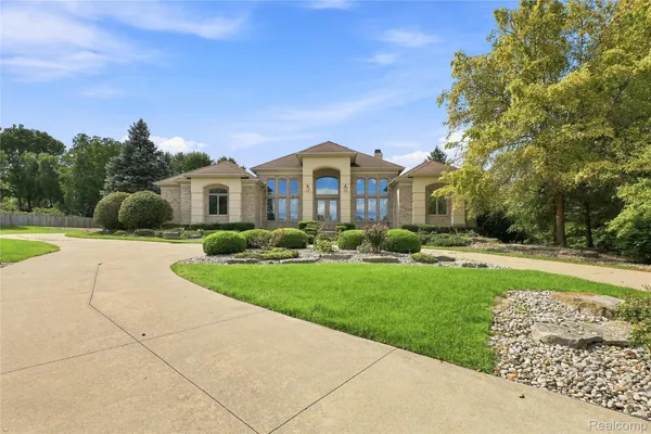 2566 LAKESIDE CT