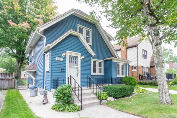 1037 LONGFELLOW AVE