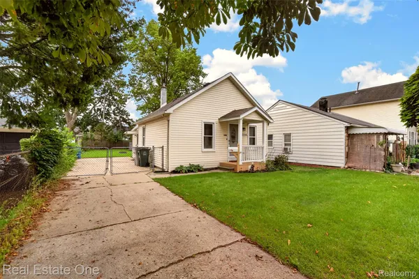 1446 E MEYERS AVE