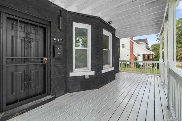 637 MANISTIQUE ST