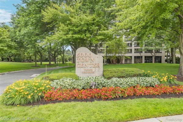 5000 TOWN CTR 2605