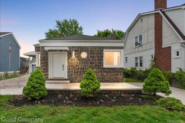39 W ELZA AVE