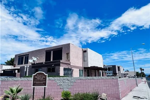3671 VILLA KNOLLS E DR