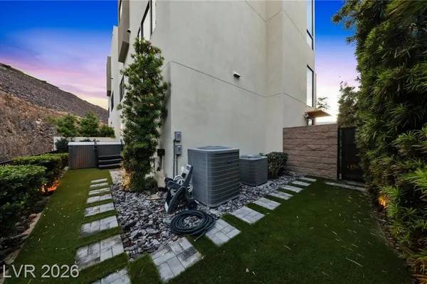 374 SOLITUDE PEAK LN