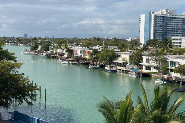 7125 BAY DR 506