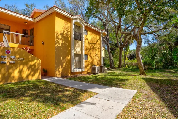 3846 CORAL TREE CIR 3846
