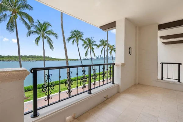 2425 FISHER ISLAND DR 5205