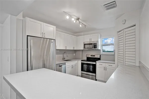 9273 COLLINS AVE 309