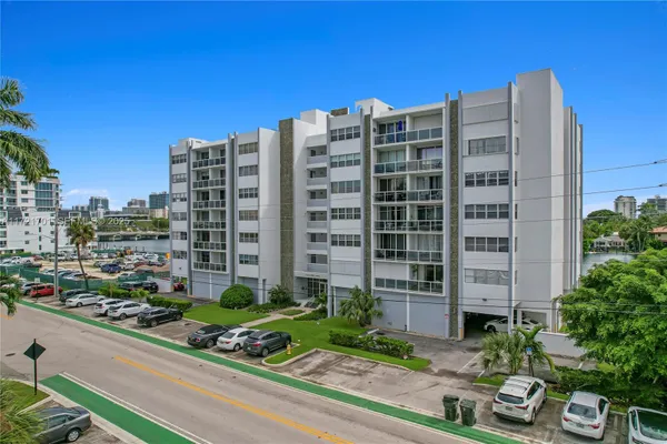 9381 E BAY HARBOR DR 401N