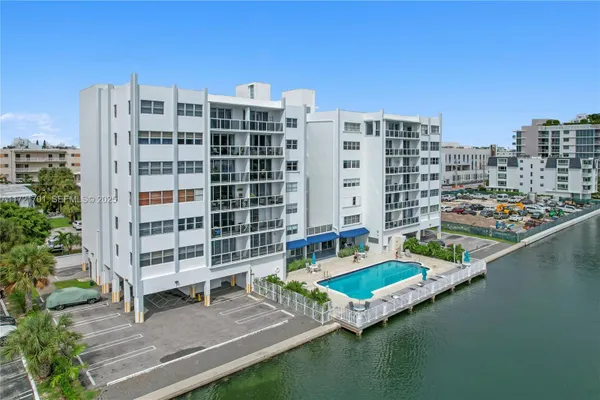9381 E BAY HARBOR DR 401N