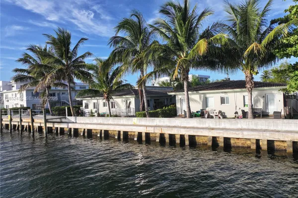 2200 BAY DR 3