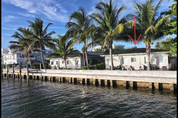 2200 BAY DR 3