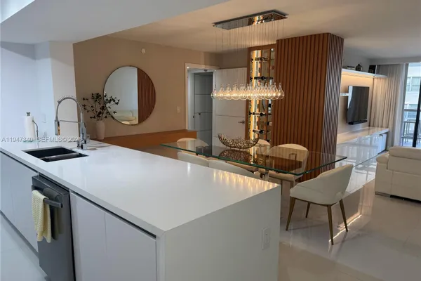 5757 COLLINS AVE 504