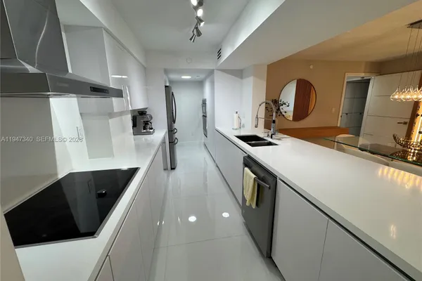 5757 COLLINS AVE 504
