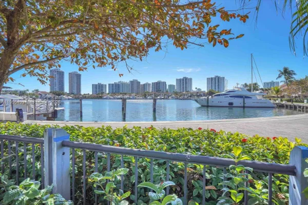3610 YACHT CLUB DR 1001