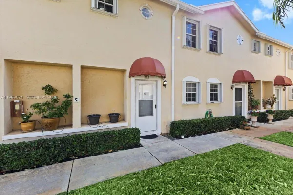 307 WATERSIDE DR