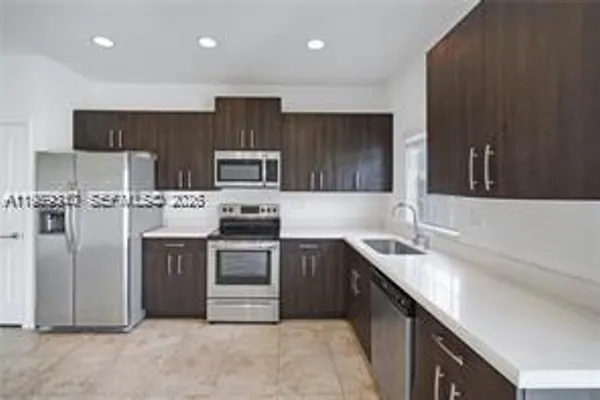 1121 NW 41ST LN