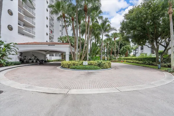 3610 YACHT CLUB DR 1114