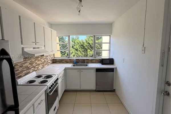 952 NE 199TH ST 4K