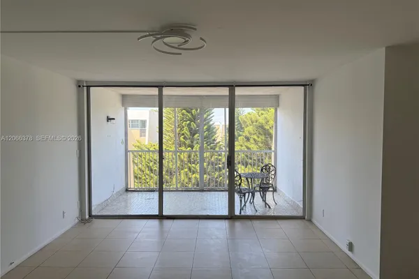 952 NE 199TH ST 4K