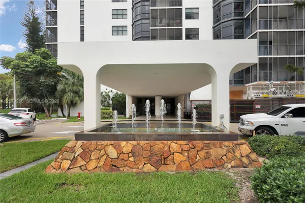 20100 W COUNTRY CLUB DR 403