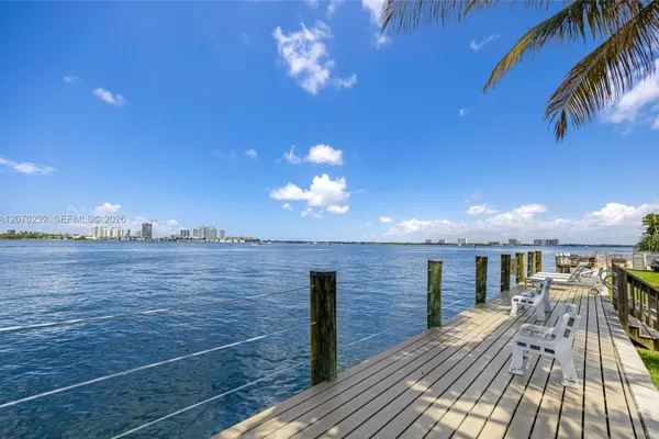 2250 BAY DR 7