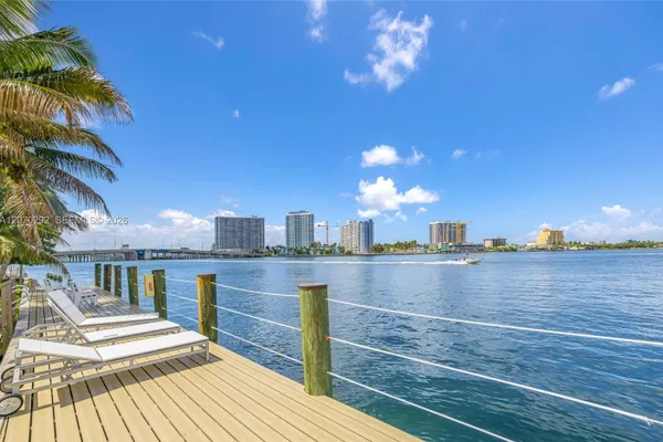 2250 BAY DR 7