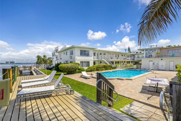 2250 BAY DR 7