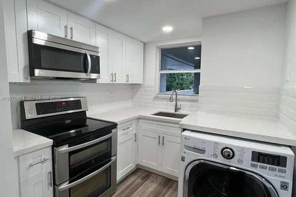 310 FONTAINEBLEAU BLVD 204