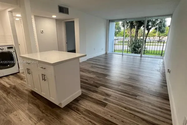 310 FONTAINEBLEAU BLVD 204