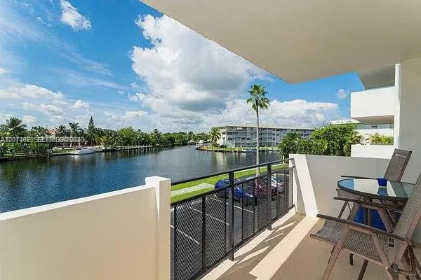 401 GOLDEN ISLES DR 211