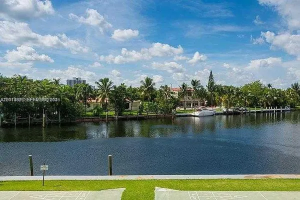 401 GOLDEN ISLES DR 211