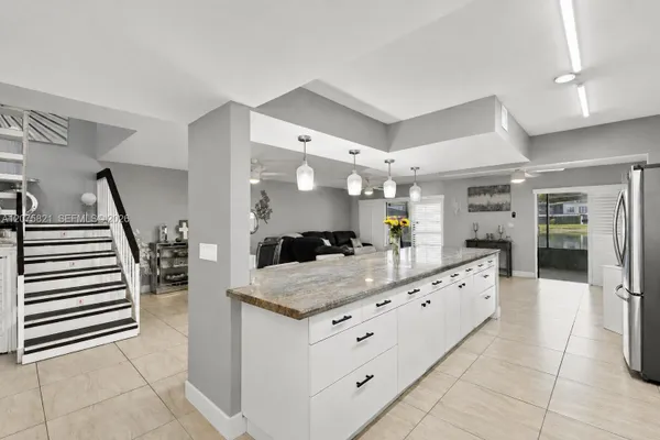 958 MOCKINGBIRD LN 513