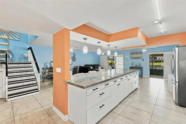958 MOCKINGBIRD LN 513