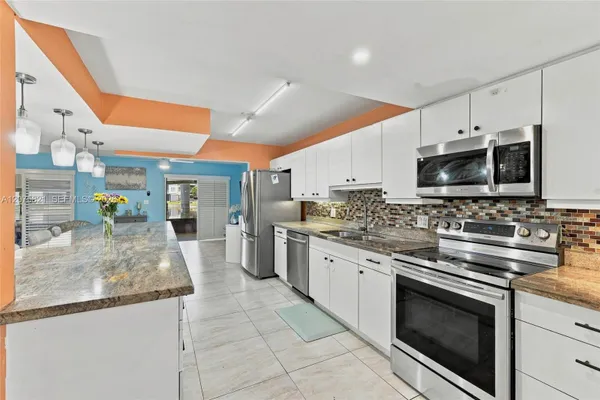 958 MOCKINGBIRD LN 513