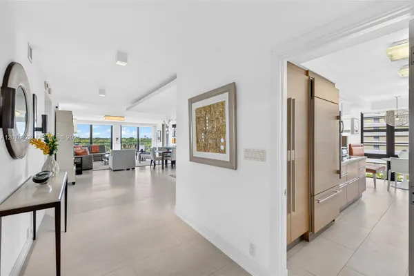 5500 COLLINS AVE 702