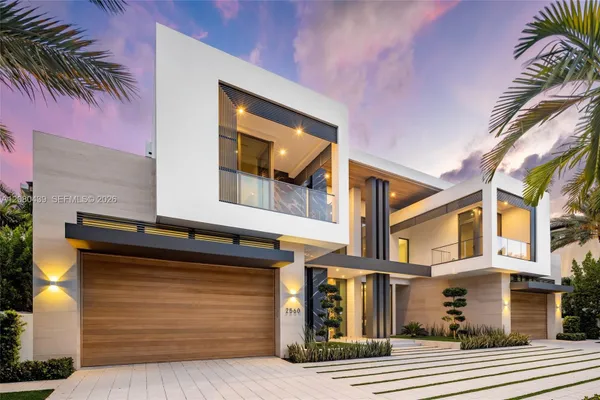 2560 DEL LAGO DR