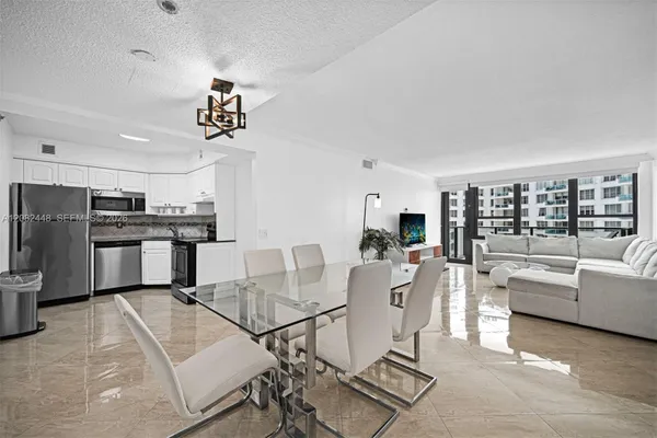 5225 COLLINS AVE 1015