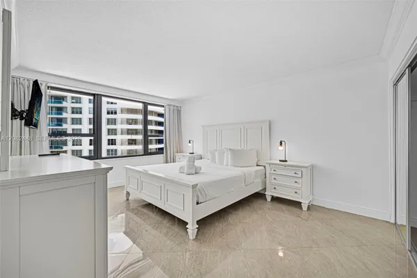 5225 COLLINS AVE 1015