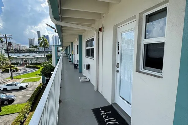 3922 NE 166TH ST S305
