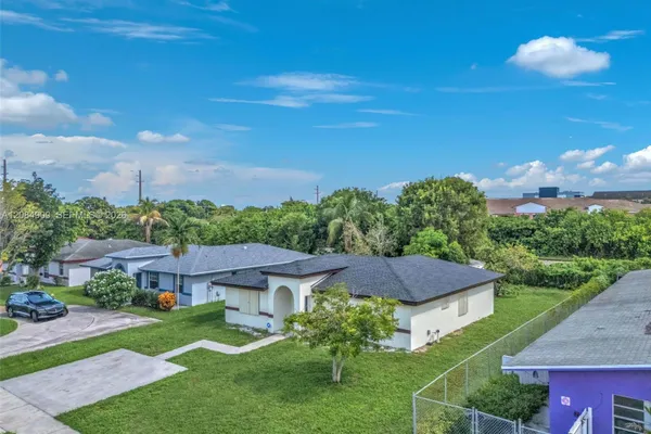 370 NW 14TH ST